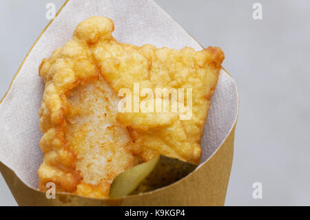 Gamberetti, le patate e le verdure in pastella, fritti . cucina di strada in imballaggio di cartone. arrosto, fritture di pesce e verdure. Foto Stock