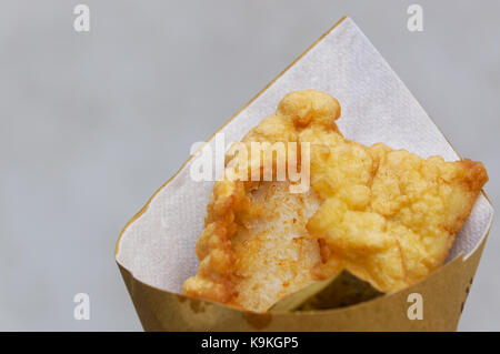 Gamberetti, le patate e le verdure in pastella, fritti . cucina di strada in imballaggio di cartone. arrosto, fritture di pesce e verdure. Foto Stock