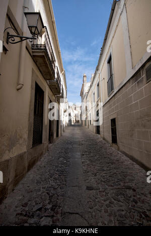 Lunga strada stretta in prospettiva (Trujillo, caceres, Spagna). Foto Stock