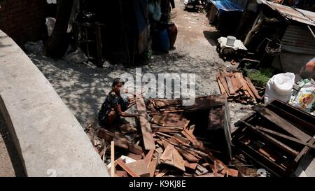 Phnom Penh Cambogia Monivong Ponte sul Fiume Bassac delle baraccopoli zona lady taglio del legno Foto Stock