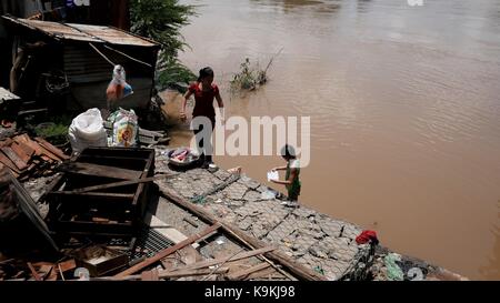 Phnom Penh Cambogia Monivong Bridge Bassac River Slum Area bambini sulla riva del fiume Foto Stock