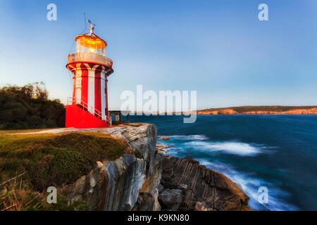 Nautico di apparecchiature di navigazione e patrimonio storico costruzione all'ingresso al porto di Sydney - hornby faro sunet. Foto Stock