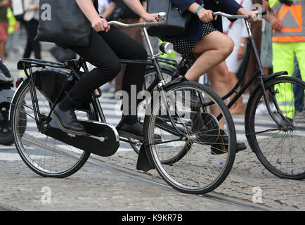 Trafficata ciclisti durante lo spostamento da casa al lavoro in città Foto Stock