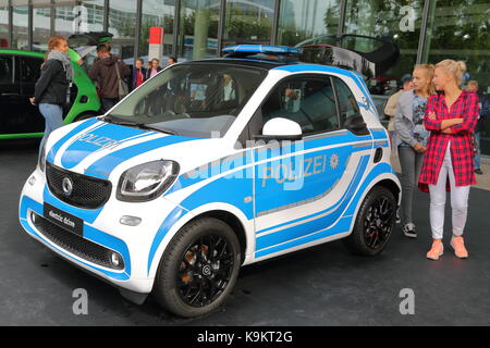 Una smart auto in livrea di polizia presso il salone di Francoforte 2017 in Germania Foto Stock