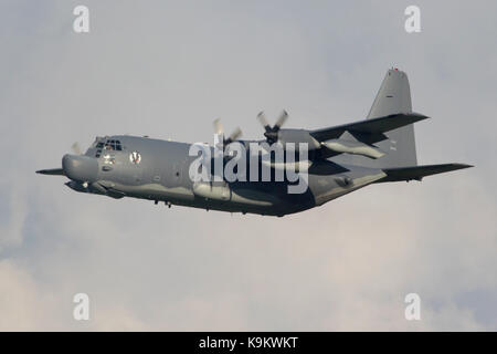 Una lunga strada da casa, questa USAF MC-130H da 353 SOG con base a Kadena AB, Okinawa esce fuori della RAF Mildenhall durante una breve sosta. Foto Stock