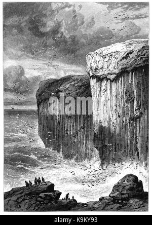 1870: Fingal's Cave è una grotta marina sull'isola disabitata di staffa, nelle Ebridi Interne della Scozia, noto per la sua acustica naturale. La grotta è formata interamente da raccordare esagonale colonne di basalto entro un Paleocene flusso lavico, simile nella struttura per il Selciato del gigante in Irlanda del Nord e quelle della vicina Ulva. Divenne noto come Fingal's Cave dopo l'eroe eponimo di un poema epico dal XVIII secolo poeta Scozzese-storico James Macpherson. Foto Stock