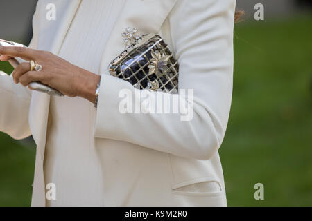 Milano, Italia - 22 settembre 2017: modello indossando abito bianco con la mano che tiene un piccolo scintillante di borsa durante armani fashion show, fotografando Foto Stock