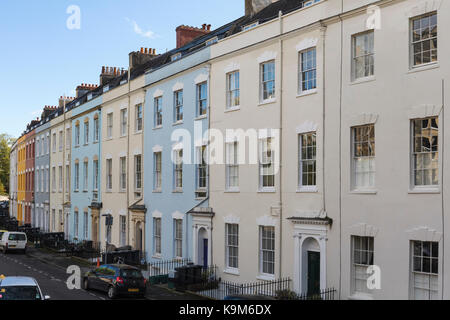 Primo piano delle case cittadine georgiane con terrazza d'epoca a Cornwallis Crescent, Clifton, City of Bristol, Inghilterra, Regno Unito Foto Stock