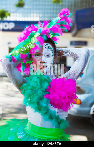 Puerto Princesa, PALAWAN FILIPPINE - Marzo 1, 2014: primo piano di un Crossdressed adolescente filippino indossando facepaint e sgargianti costumi. Ev Foto Stock