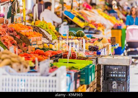 Italiano di prodotti freschi del mercato. closeup photo. fresco frutta e verdura biologiche. farmers market. Foto Stock