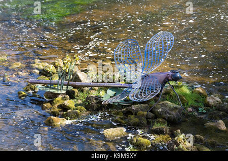 Metallo scultura a forma di libellula sul fiume Dronne a Brantome, Francia. Foto Stock