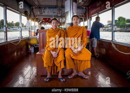 Monaci su traghetto espresso, fiume Chao phraya, Bangkok, Thailandia Foto Stock
