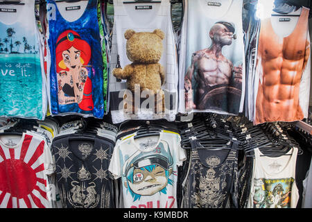 Dettaglio di t-shirt negozio, a Khao San Road, Bangkok, Thailandia Foto Stock