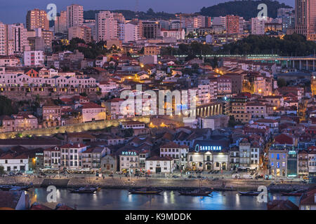 Vista della città di Vila Nova de Gaia e porto alberghi Porto Portogallo Foto Stock