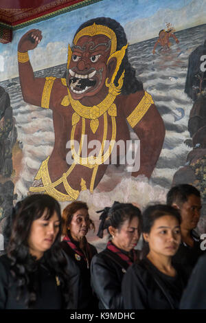 Credenti e dipinti, al tempio del Buddha di Smeraldo Wat Phra Kaeo, Grand Royal Palace, Bangkok, Thailandia Foto Stock