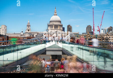 Millenium Bridge e St Paul's Cathedral, Motion Blur, Londra, Inghilterra, Gran Bretagna Foto Stock