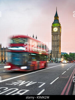 Red double-decker bus sul Westminster Bridge, crepuscolo serale, Palazzo di Westminster e il Big Ben, motion blur, Londra Foto Stock