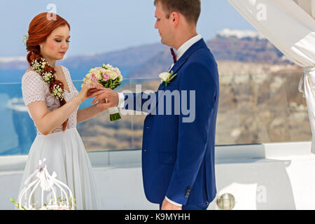 Nozze, La sposa indossa l'anello per lo sposo. Foto Stock