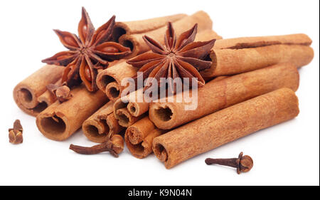 Alcuni cannella aromatica con anice stellato e i chiodi di garofano su sfondo bianco Foto Stock