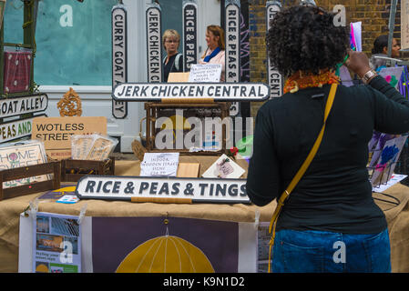 Mercato di vendita di stallo divertente e stravagante segni decorativi, Mercato di Portobello Road, Londra, Regno Unito. Foto Stock