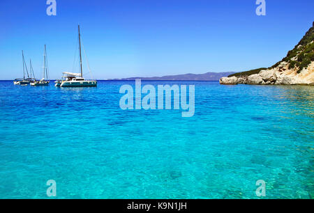 Barche a vela in mare turchese di ithaca ISOLE IONIE Grecia Foto Stock