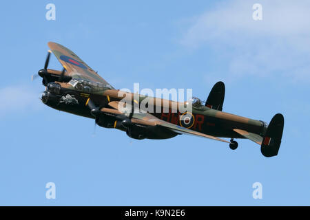 PA474, la Battaglia di Bretagna Memorial di volo Avro Lancaster banking intorno allora angolo superiore della folla in linea ad un Airshow Rougham. Foto Stock
