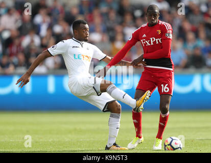 Swansea City's jordan ayew e watford's abdoulaye doucoure durante il match di premier league al Liberty Stadium, Swansea. Foto Stock