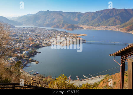 Vista del lago kawaguchi e il villaggio visto da kawaguchiko tenjoyama park mt. kachi kachi teleferica Foto Stock