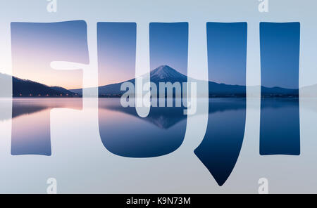 Parola fuji trasparente su Monte Fuji all'alba con serena riflessione sul lago Foto Stock