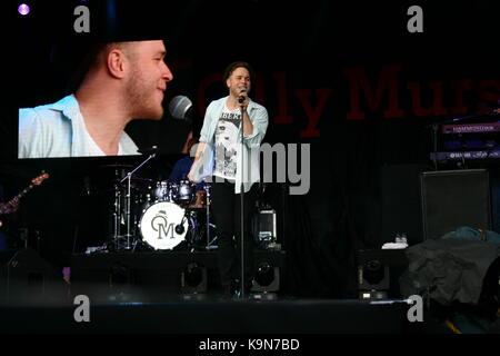 Olly Murs effettuando in corrispondenza di Eirias Stadium di Colwyn Bay Galles Foto Stock