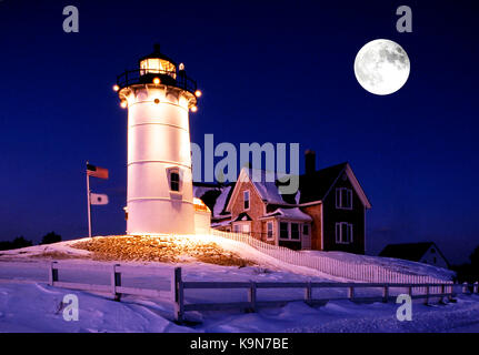 Nobska luce - Foro di legni, messa. (Cape Cod) Night Shot durante l'inverno. Nota: Luna (luna piena) aggiunto, anche torre radio rimossa. Faro Foto Stock