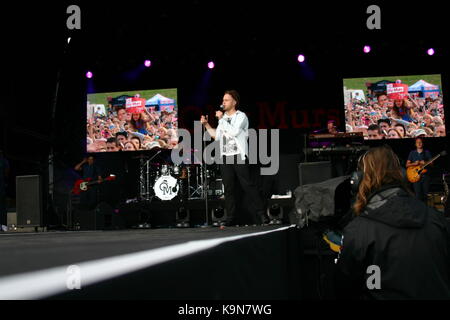 Olly Murs effettuando in corrispondenza di Eirias Stadium di Colwyn Bay Galles Foto Stock