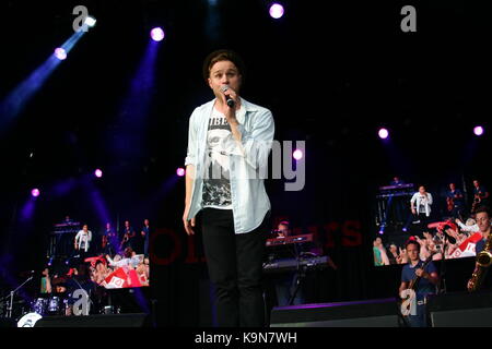 Olly Murs effettuando in corrispondenza di Eirias Stadium di Colwyn Bay Galles Foto Stock