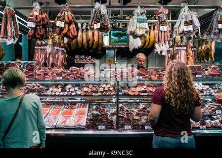 Tradizionali salumi e salsiccia shop nel mercato la Boqueria di Barcellona Spagna Foto Stock