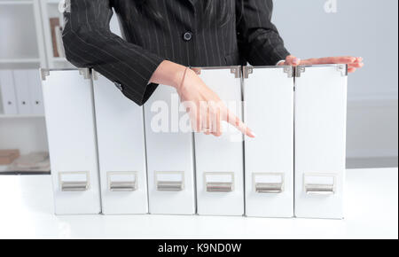 Business donna vicino a una cartella per i documenti. Foto Stock