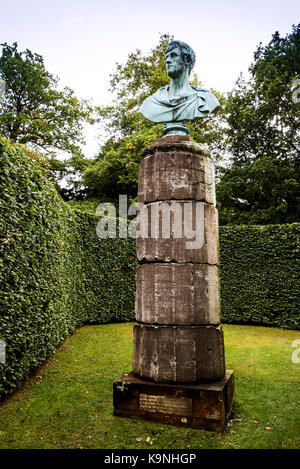 Colonne doriche e il busto del sesto duca di Devonshire, giardino scultura. Foto Stock
