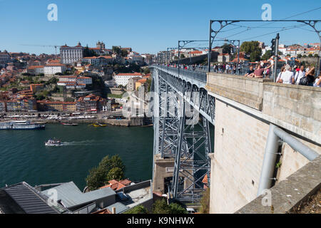 Vista sul quartiere Ribeira di Porto in Portogallo, dal Ponte Luis I. Foto Stock