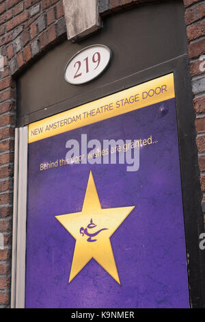 Aladdin, il musical presso il New Amsterdam Theater stage door sign, Times Square NYC, Stati Uniti d'America Foto Stock