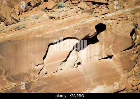 Un affioramento roccioso formazione inset con pesanti ombre. Foto Stock