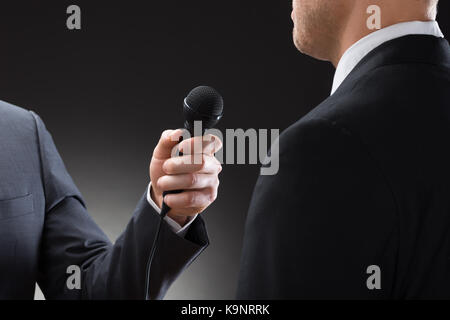 Close-up di un reporter intervista del conduttore di imprenditore Foto Stock