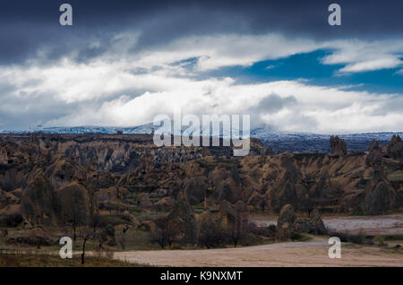 Nuvole sopra le montagne della Cappadocia, Turchia Foto Stock