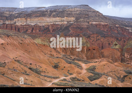 Percorso attraverso il red valley in Cappadocia, Turchia Foto Stock