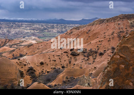 Suggestivo paesaggio della valle rossa in Cappadocia, Turchia Foto Stock