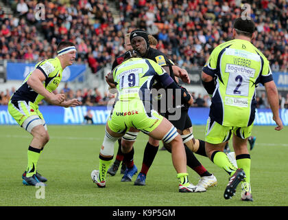 Saraceni' maro itoje viene affrontato mediante la vendita di squali' andrei ostrikov durante la aviva premiership corrispondono a barnet copthall, Londra. press association foto. picture Data: sabato 23 settembre, 2017. vedere pa storia rugbyu saraceni. Photo credit dovrebbe leggere: mark kerton/pa filo. restrizioni: solo uso editoriale. uso non commerciale. Foto Stock