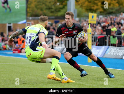 'Saracens liam williams tenta di evitare la vendita di squali' mike haley durante la aviva premiership corrispondono a barnet copthall, Londra. Foto Stock