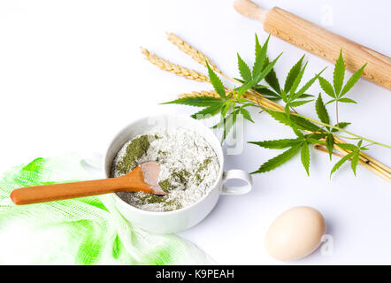 La marijuana e il frumento farina mista per la produzione di pasticceria Foto Stock