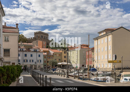 Muggia centro città, dal vecchio porto e castello, Friuli Venezia Giulia, Italia Foto Stock