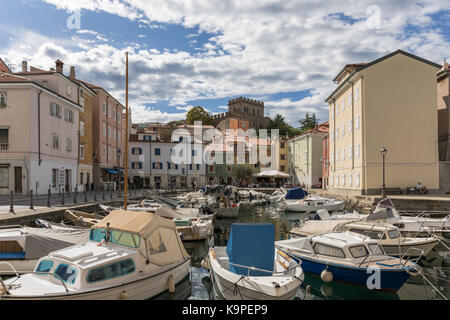 Muggia centro città, dal vecchio porto e castello, Friuli Venezia Giulia, Italia Foto Stock