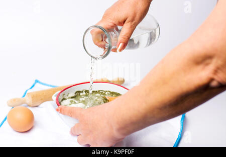 Donna preparazione impasto di marijuana e farina di grano in una ciotola Foto Stock