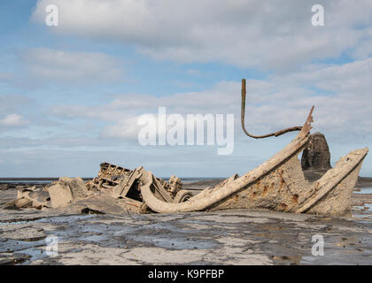 Relitto di Admiral Von Tromp LH89 sulla costa a Saltwick Bay di luce naturale con riflessioni e Nero Nab Foto Stock